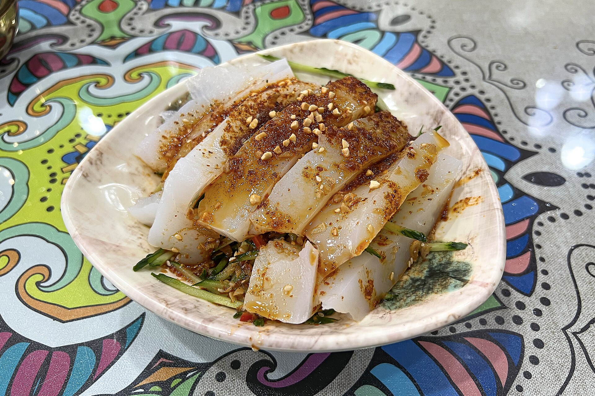 一盘切条的凉粉，浇了红亮的辣椒油和芝麻