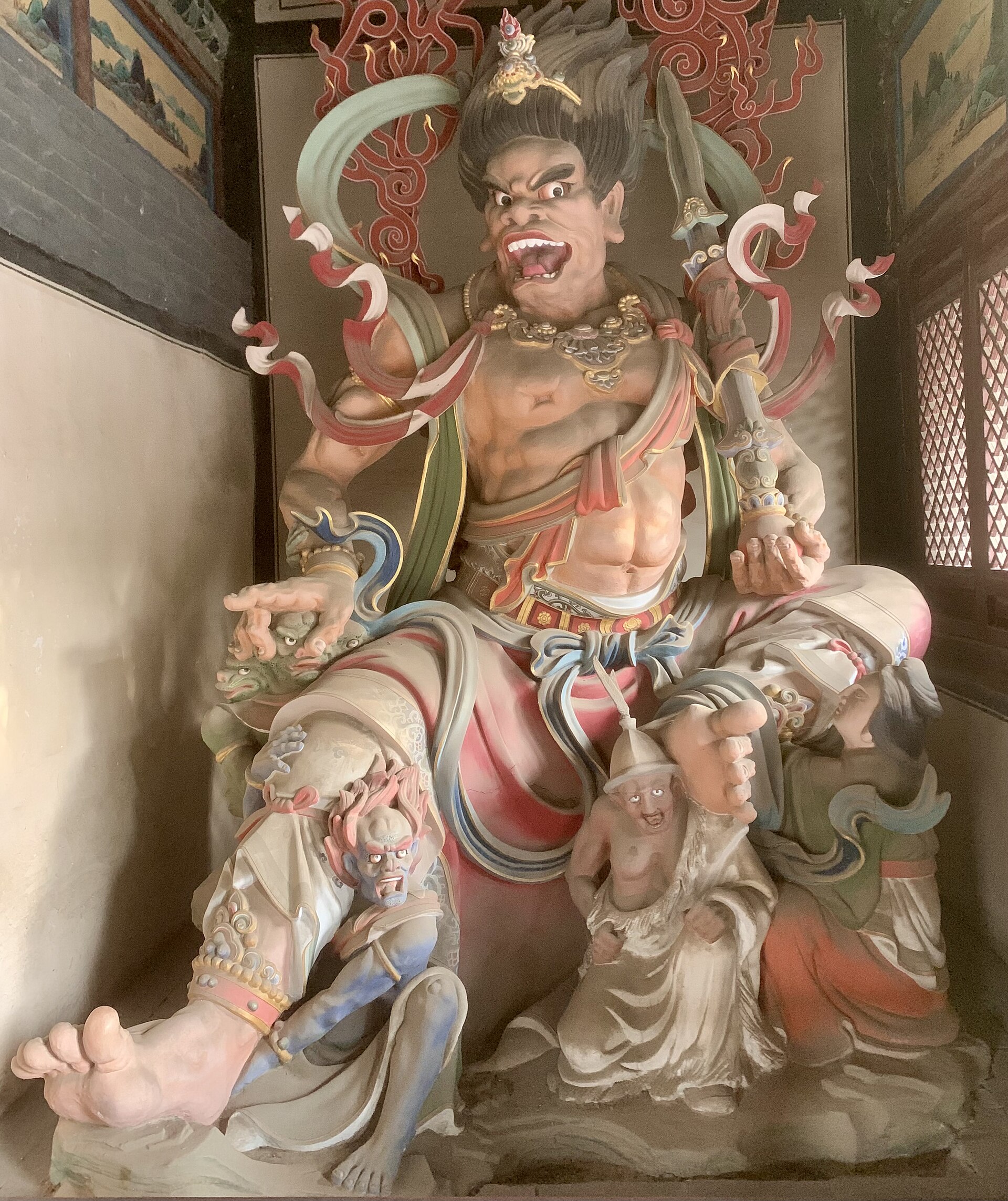 华严寺殿内辽代彩塑菩萨像，身姿微侧