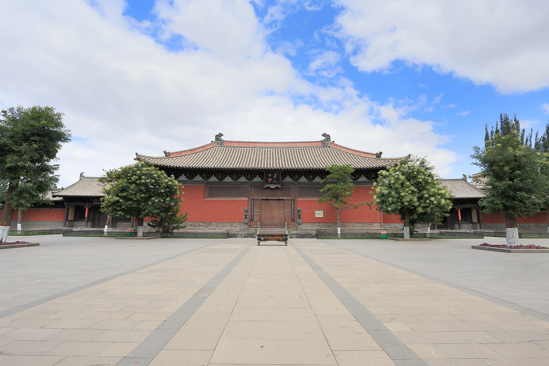 善化寺院内殿宇与古树，屋顶铺灰瓦