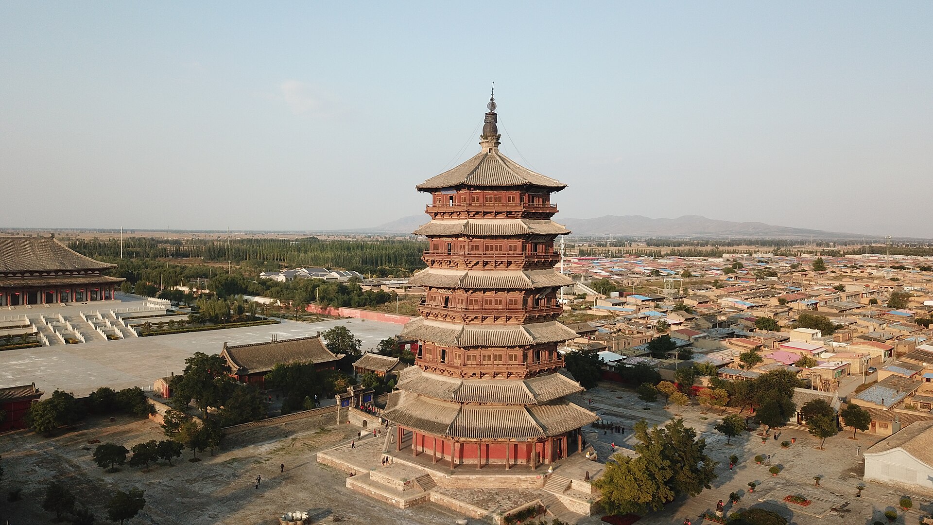 应县木塔全景，五层六檐的木塔立在县城中，周围是低矮民居